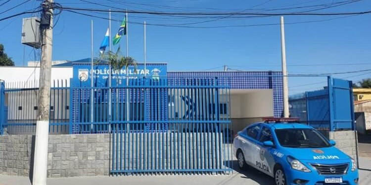 OPERAÇÃO POLICIAL APREENDE QUASE 4 KG DE DROGAS E 10 RÁDIOS COMUNICADORES EM BARRA DO PIRAÍ 