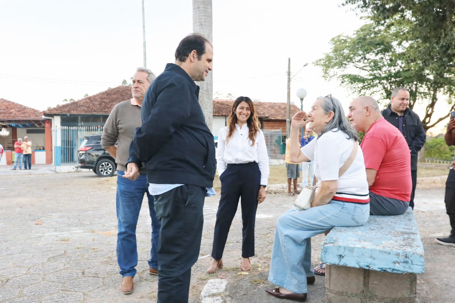 Áureo Ribeiro reforça investimentos em Barra do Piraí e recebe reconhecimento de morador histórico do município 