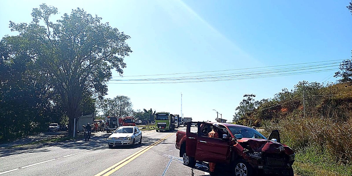 Acidente na BR-393 em Barra do Piraí deixa motorista ferido no trevo de Dorândia 