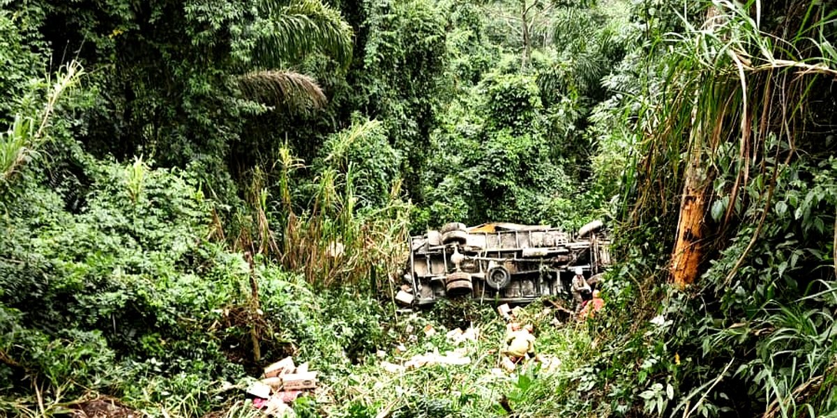 Acidente na RJ-141: caminhão do Hotel Fazenda Vilarejo cai em ribanceira entre Dorândia e São José do Turvo, em Barra do Piraí 