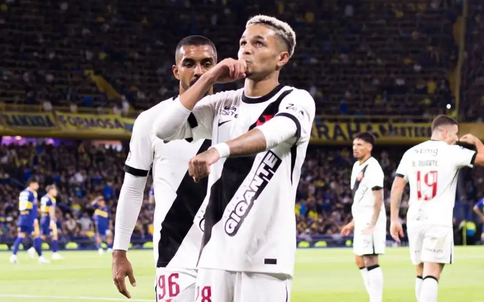 Noite épica em Buenos Aires: Vasco suporta expulsão, cala La Bombonera e bate Boca Juniors por 1 a 0