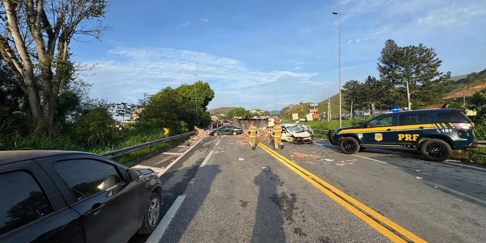 Acidente entre seis veículos deixa cinco mortos e interdita a BR-393 em Barra do Piraí 